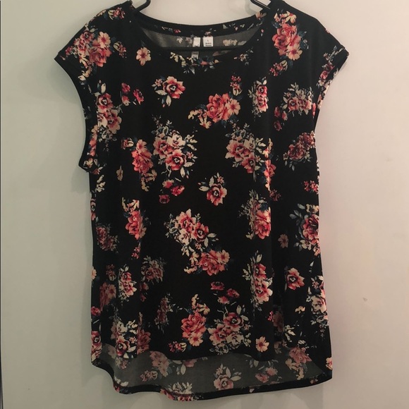 🔥SOLD🔥 Elle Cap Sleeve Floral Shirt - Picture 2 of 3